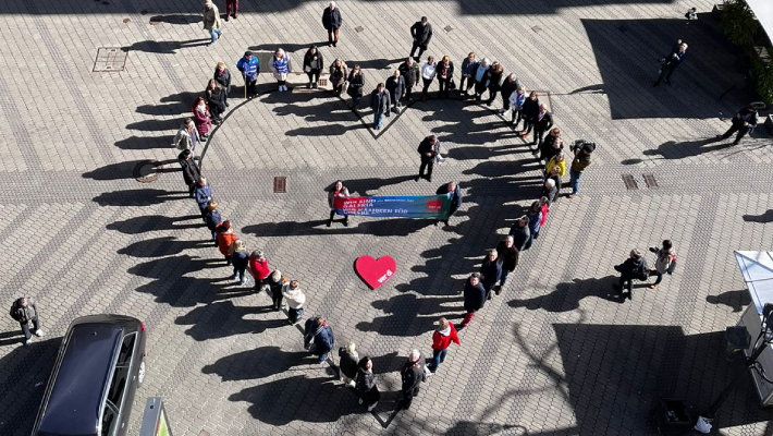 Herz-Aktion vor den Galeria Filialen in Nürnberg